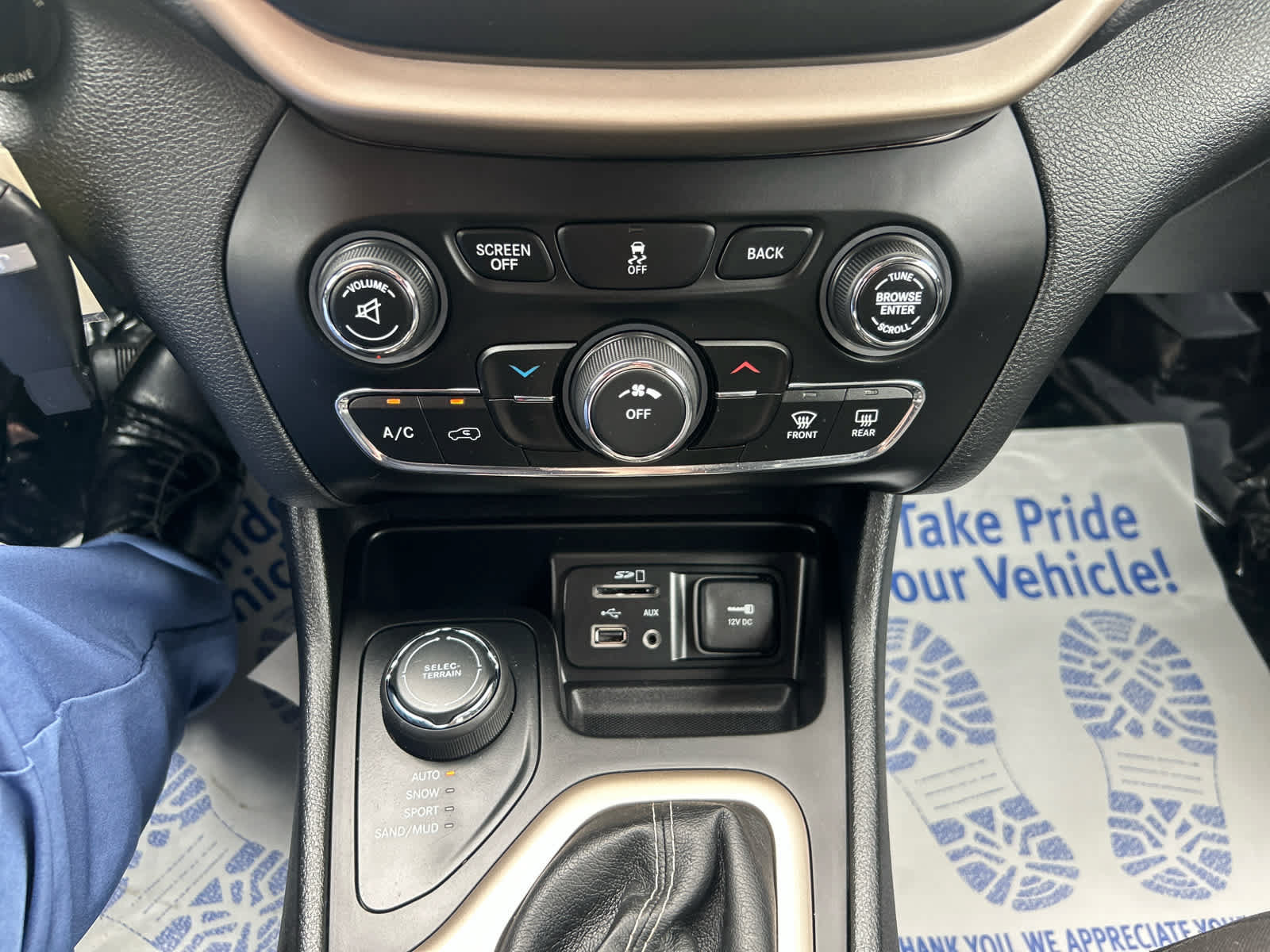 Used 2018 Jeep Cherokee Latitude w/ Safety Group AWD/4WD image 18