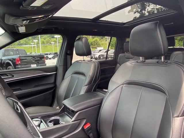 Used 2025 Jeep Grand Cherokee L Limited w/ Black Appearance Package AWD/4WD image 14