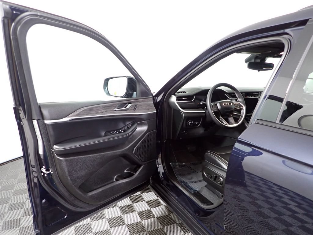 Used 2024 Jeep Grand Cherokee L Limited w/ Black Appearance Package AWD/4WD image 20