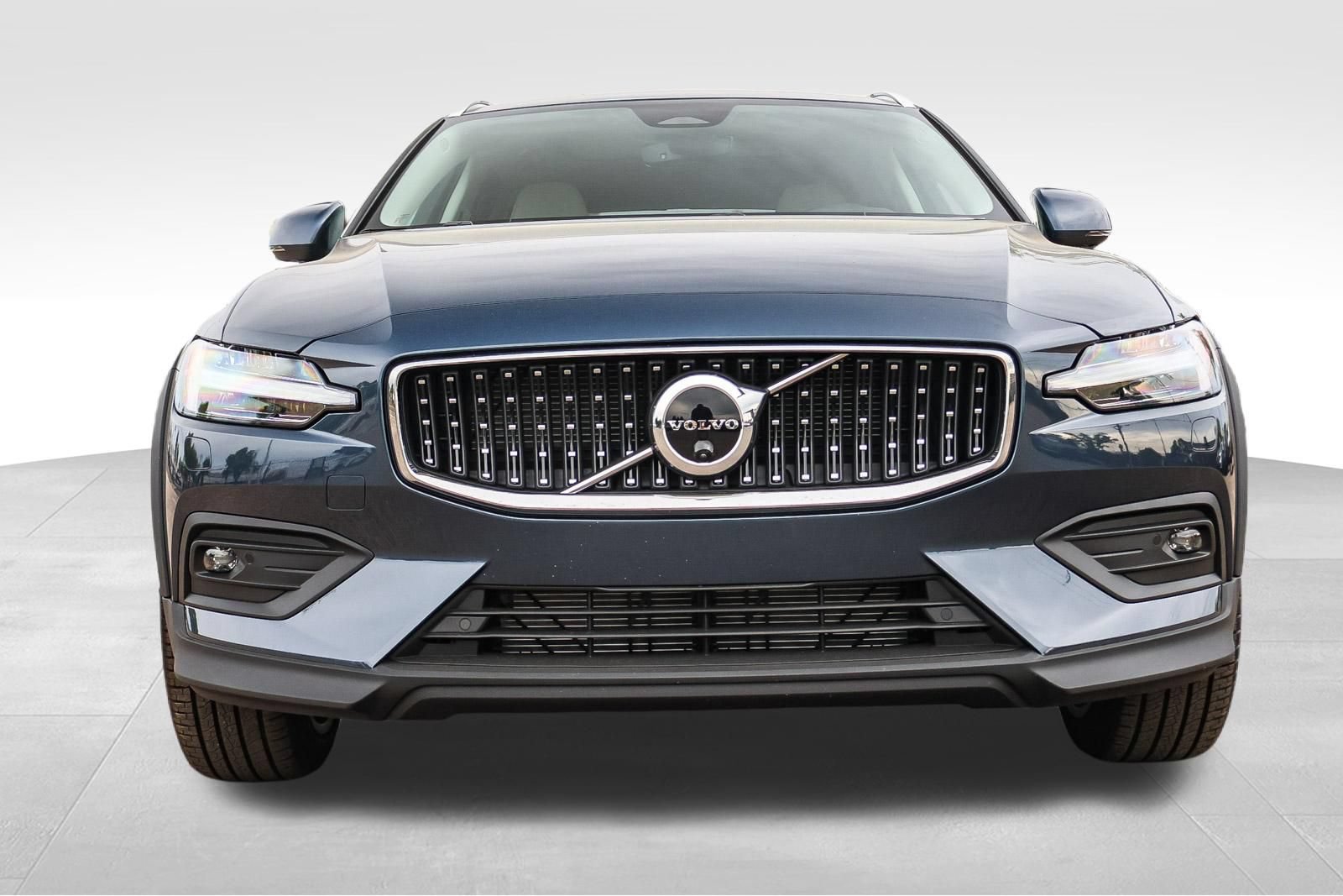 New 2026 Volvo V60 B5 Cross Country Plus w/ Climate Package AWD/4WD image 2