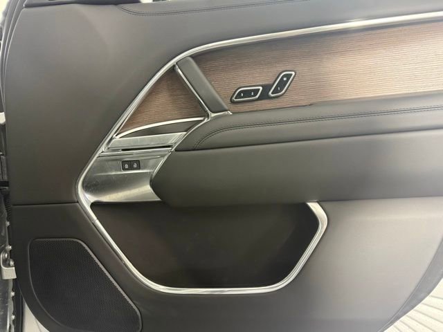 Used 2025 Land Rover Range Rover SE image 32
