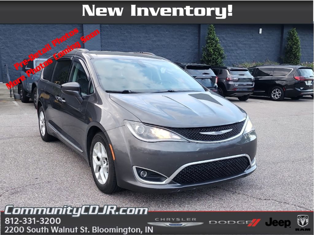 Used 2017 Chrysler Pacifica Touring-L w/ Tire & Wheel Group image 1