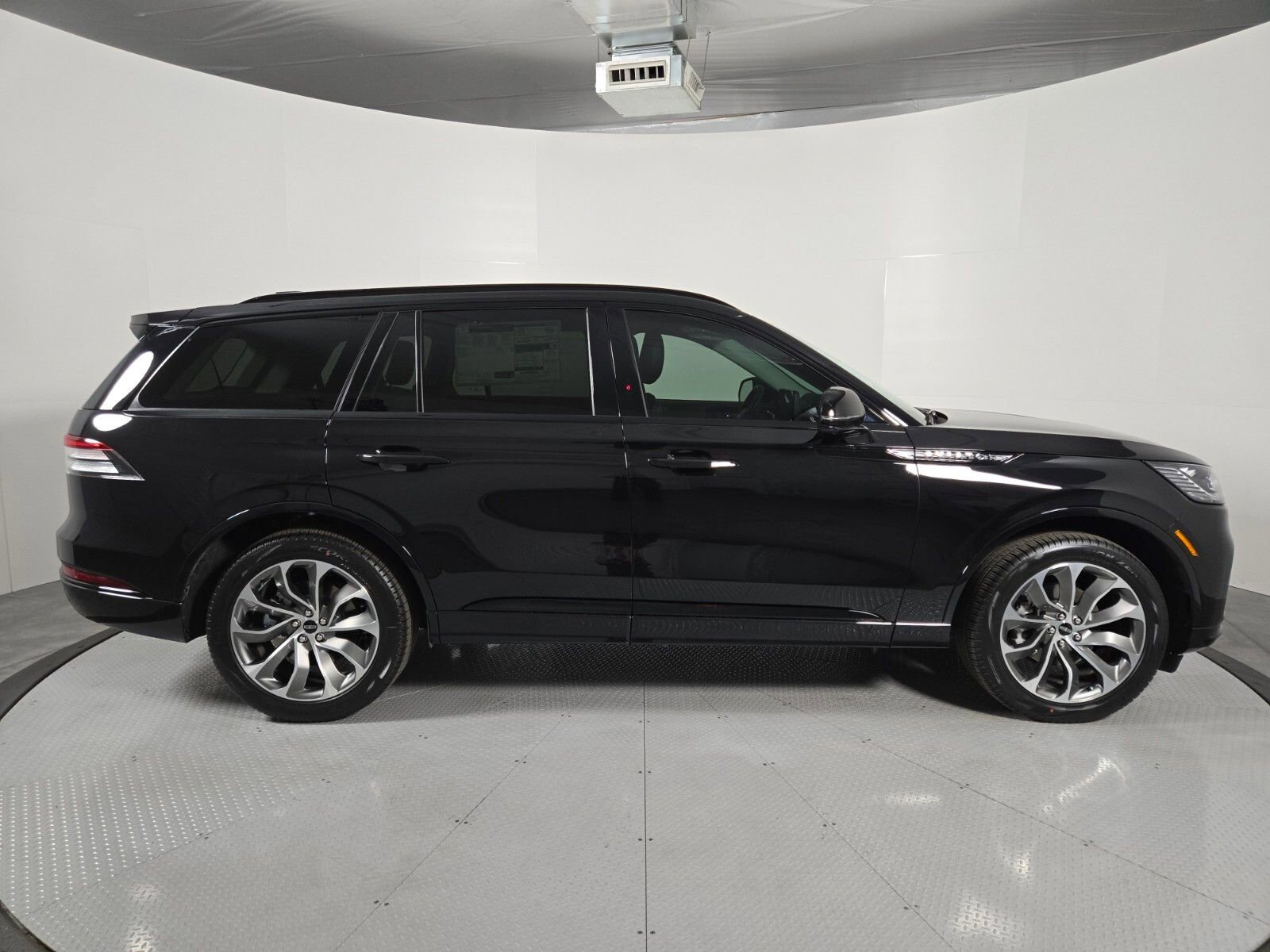 New 2026 Lincoln Aviator AWD w/ Jet Appearance Package image 3