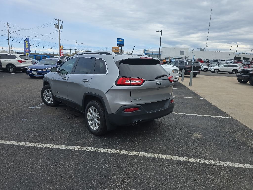 Used 2017 Jeep Cherokee Latitude w/ Cold Weather Group AWD/4WD image 5