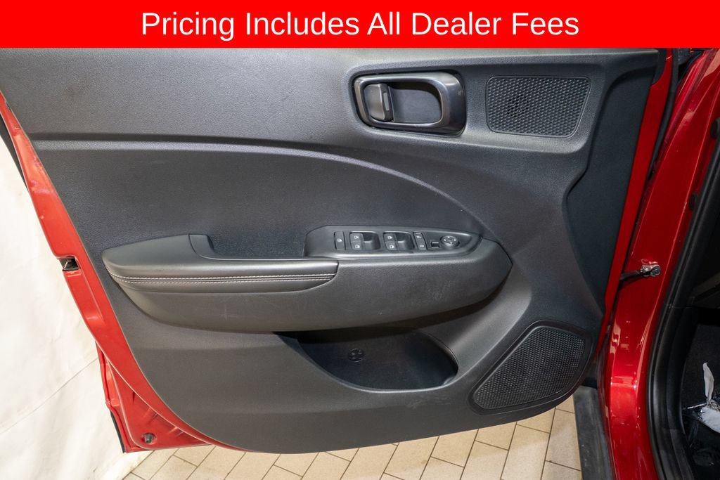 Used 2024 Hyundai Venue Limited FWD image 11