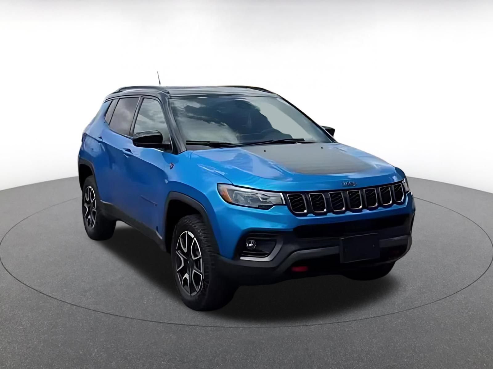 Used 2025 Jeep Compass Trailhawk AWD/4WD image 3