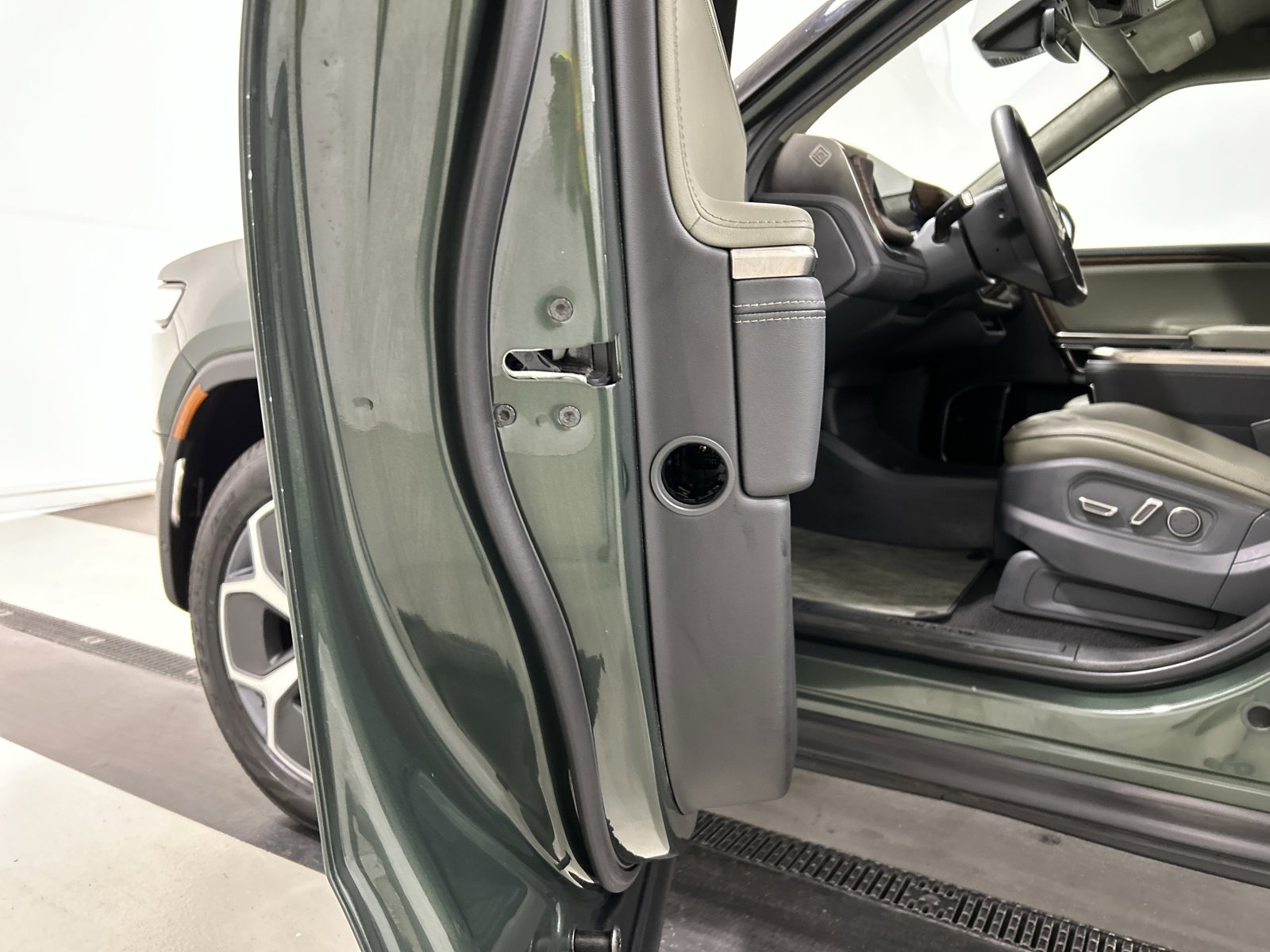 Used 2023 Rivian R1S Adventure image 32