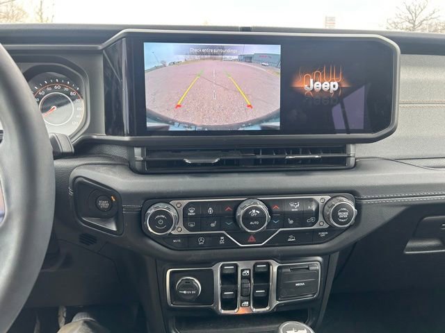 Used 2024 Jeep Wrangler Sahara image 19