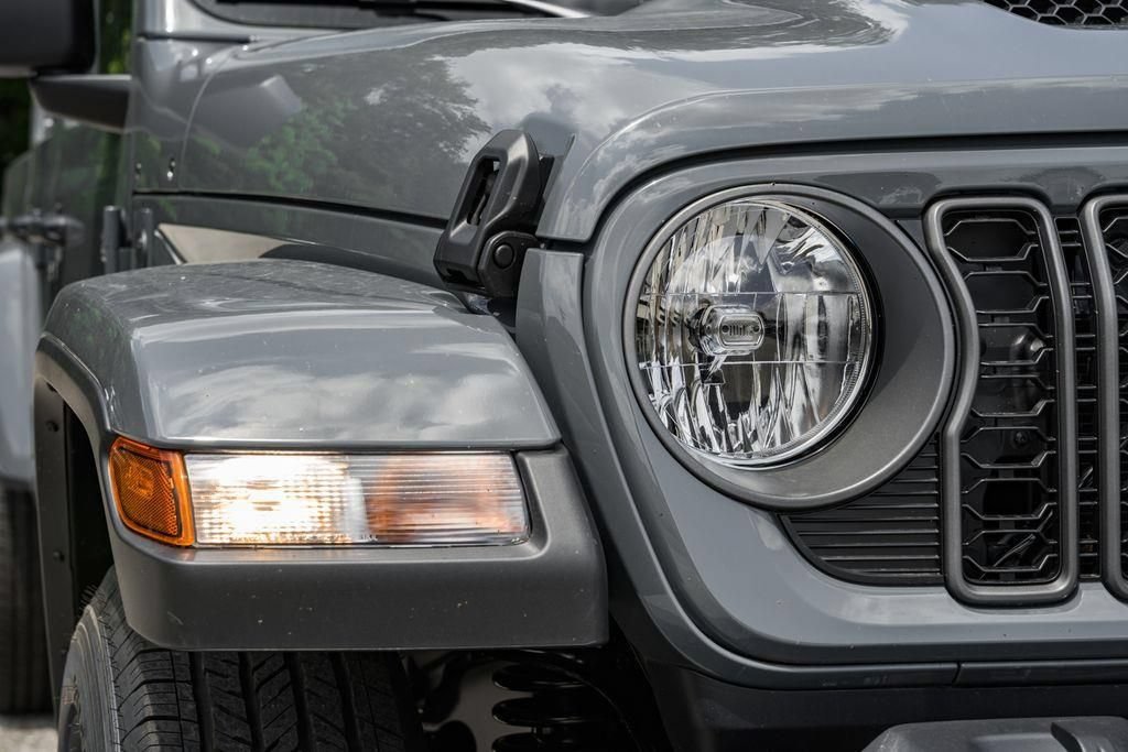 New 2025 Jeep Gladiator Sport AWD/4WD image 12