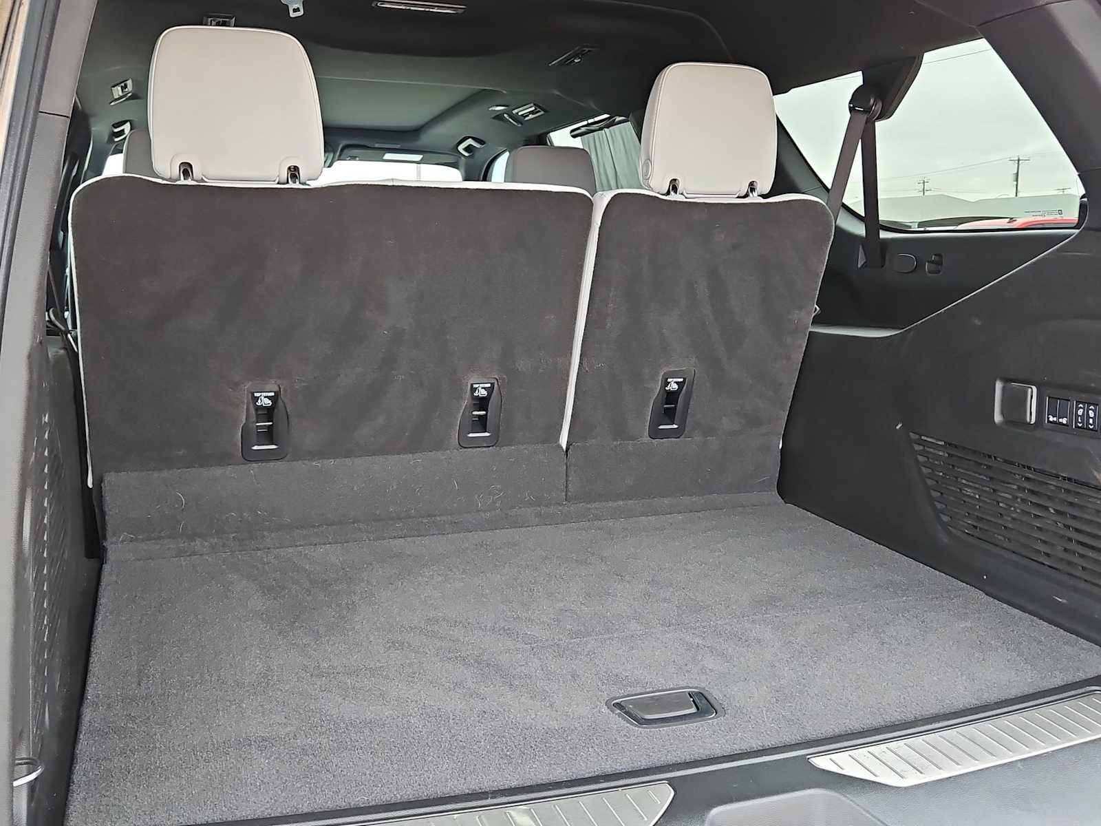 Used 2025 Chevrolet Suburban Premier RWD image 23
