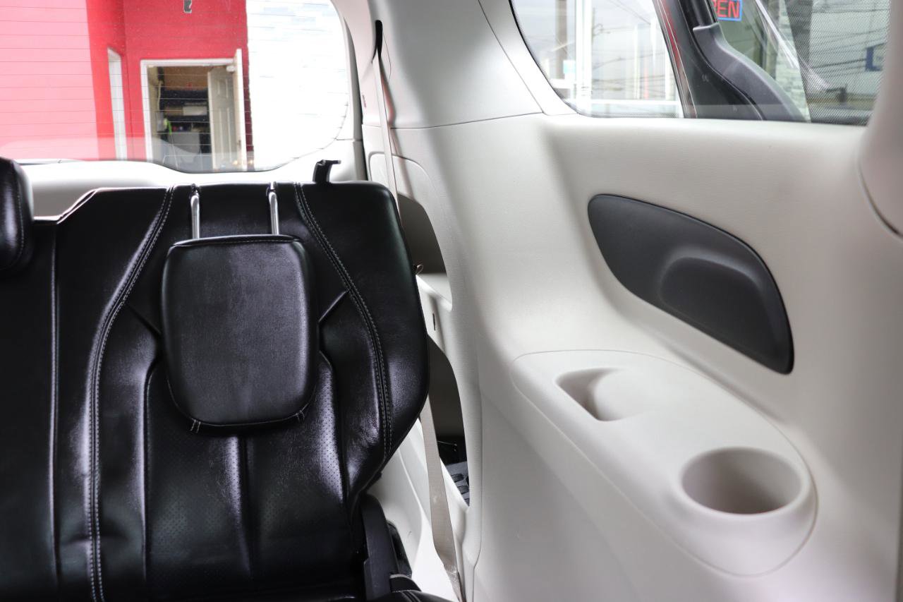 Used 2023 Chrysler Pacifica Touring-L image 27