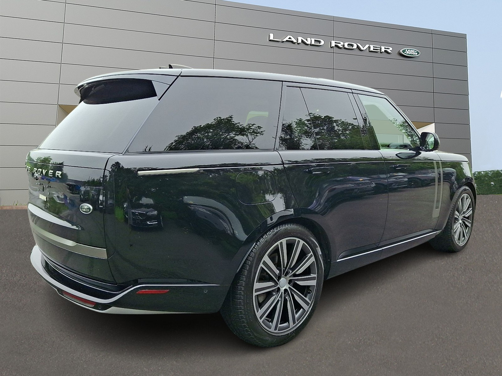 Used 2023 Land Rover Range Rover SE AWD/4WD image 2
