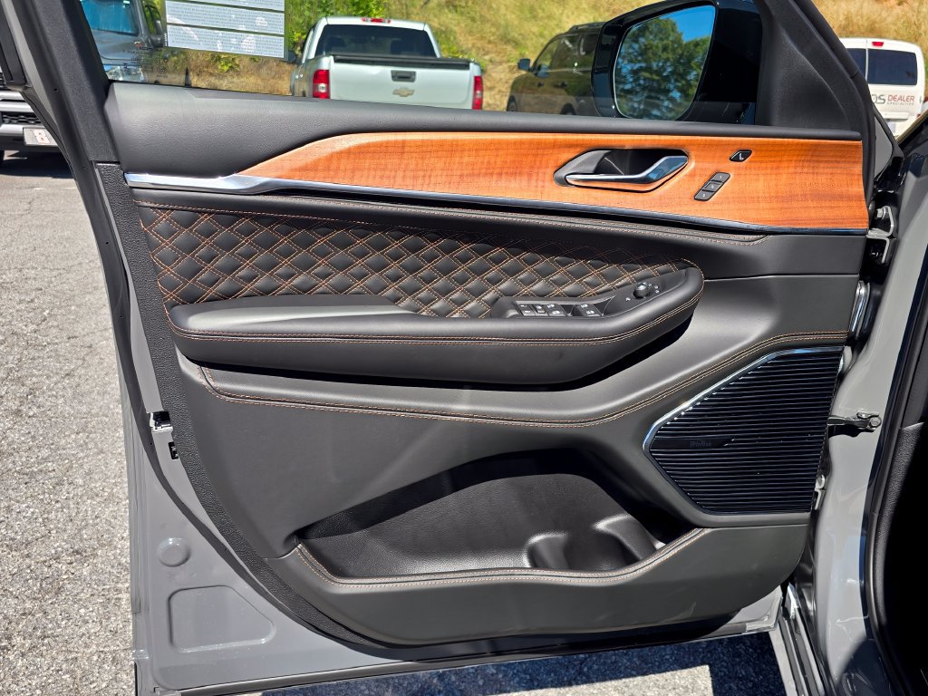 New 2027 Jeep Grand Cherokee Summit AWD/4WD image 35