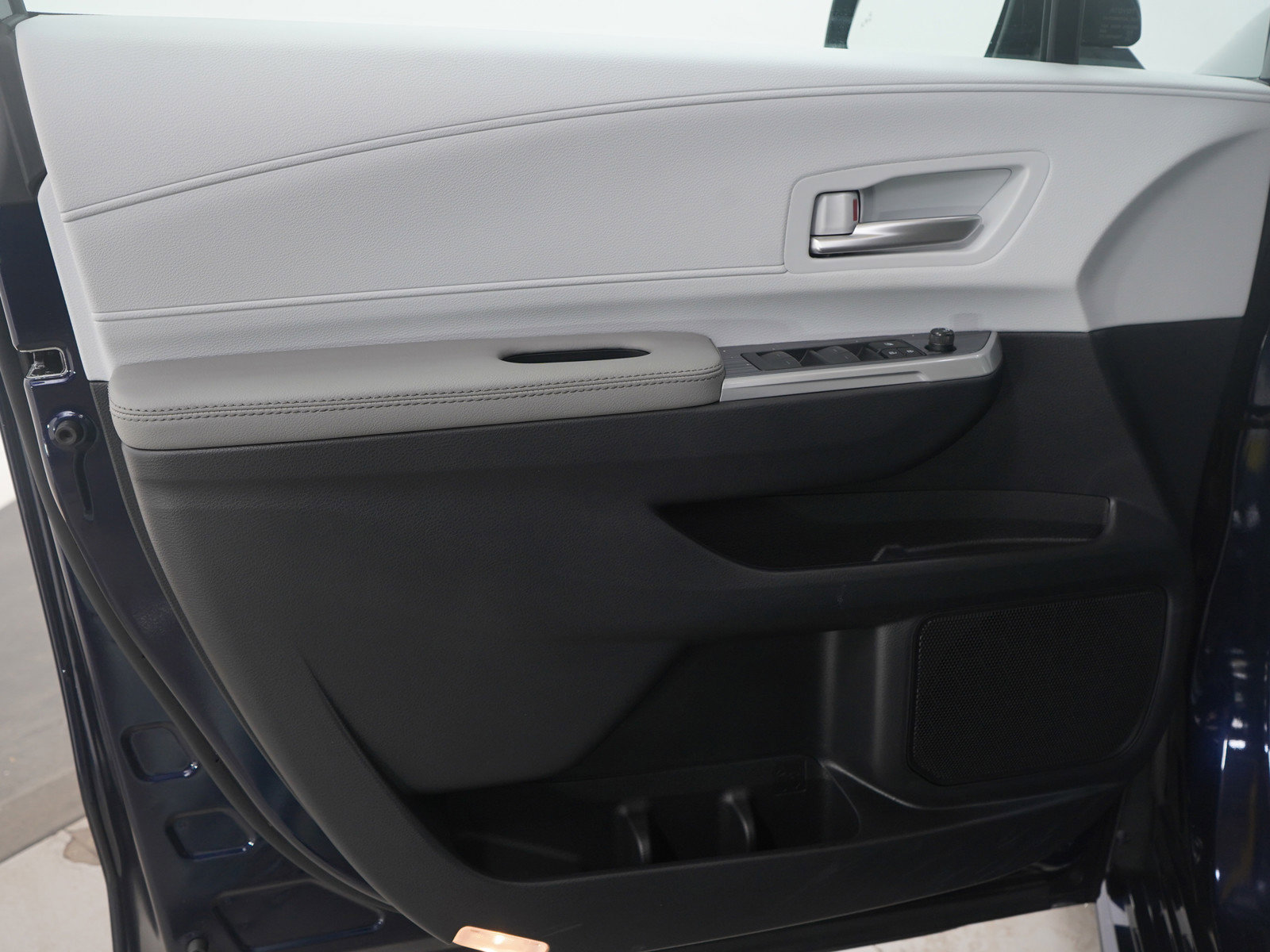 Used 2025 Toyota Sienna XLE image 21