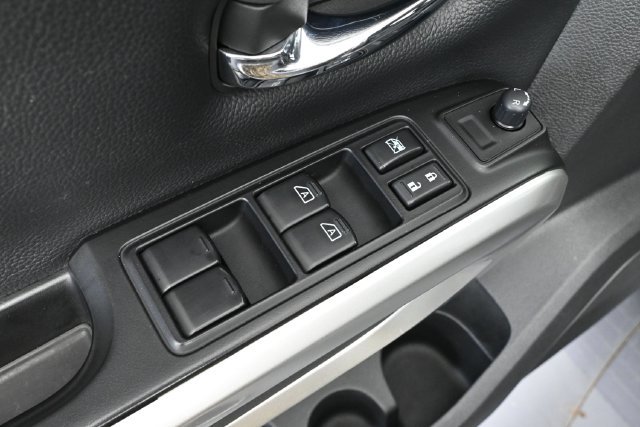 Used 2018 Nissan Titan SV AWD/4WD image 15