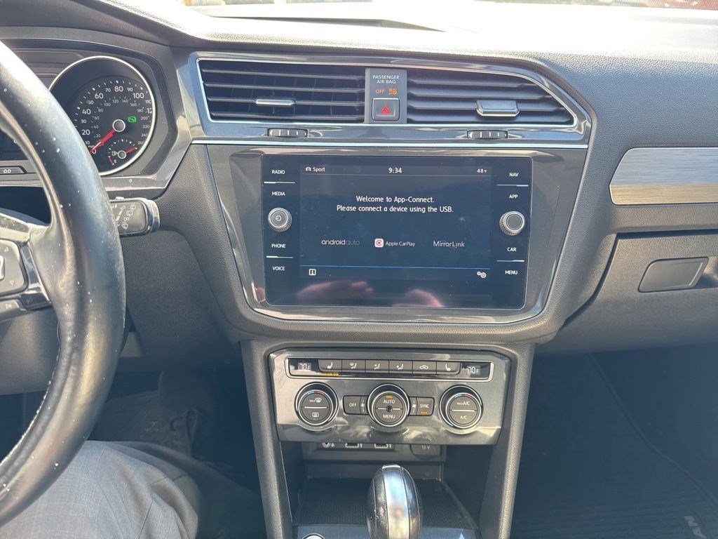 Used 2018 Volkswagen Tiguan SEL AWD/4WD image 18