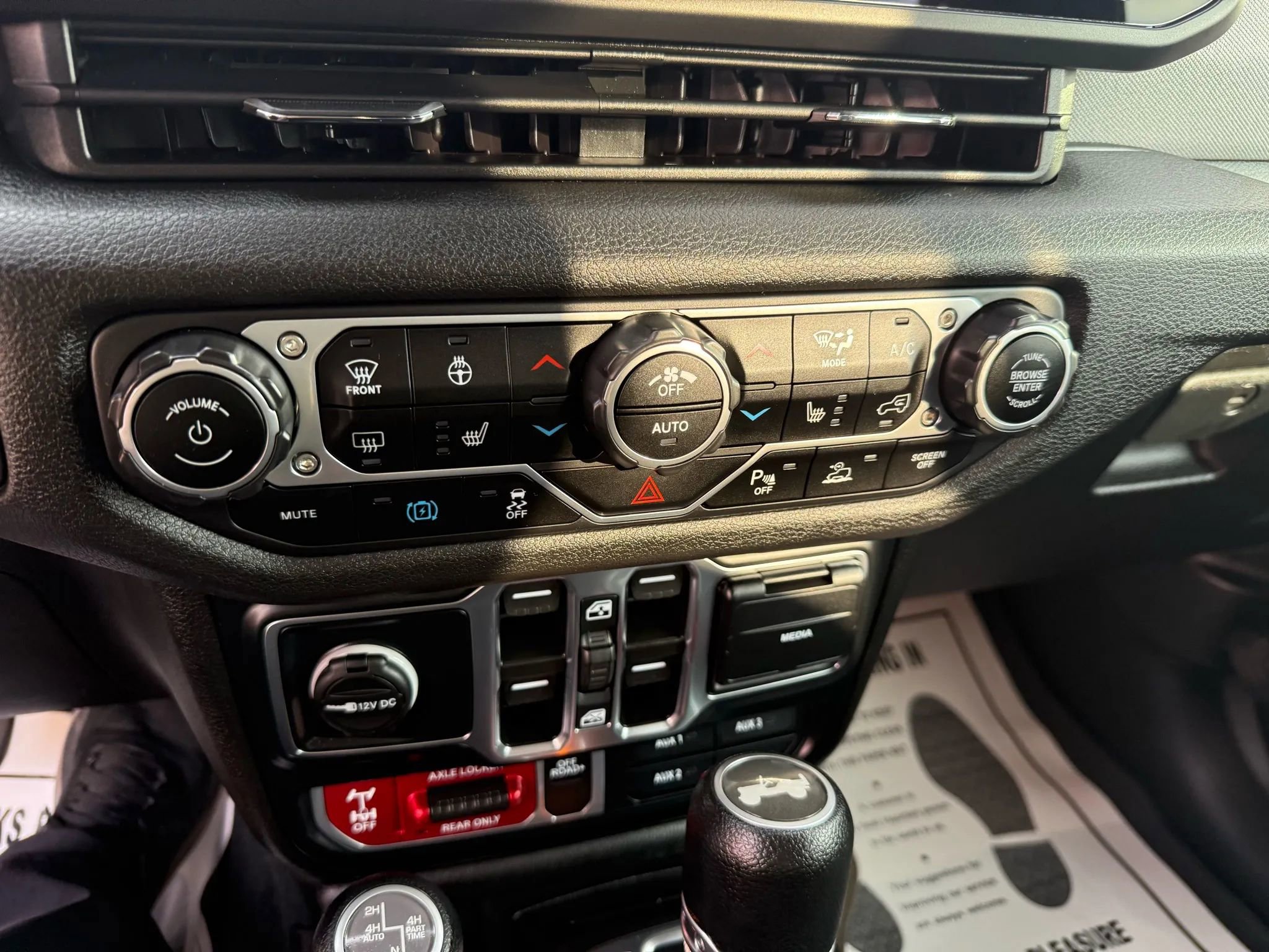 Used 2024 Jeep Wrangler Unlimited image 10