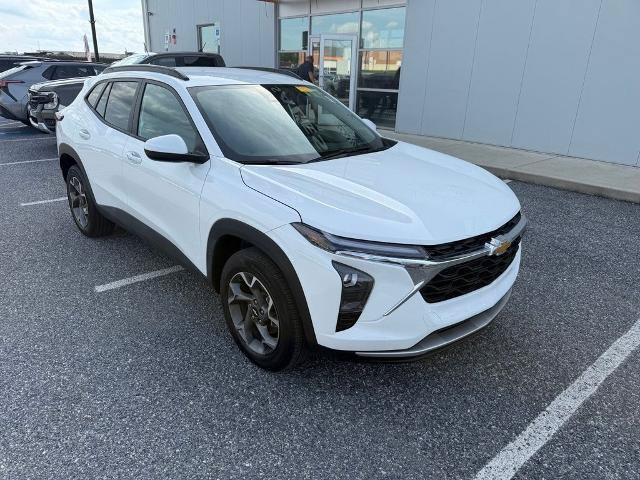 Used 2025 Chevrolet Trax LT w/ LT Convenience Package FWD image 2