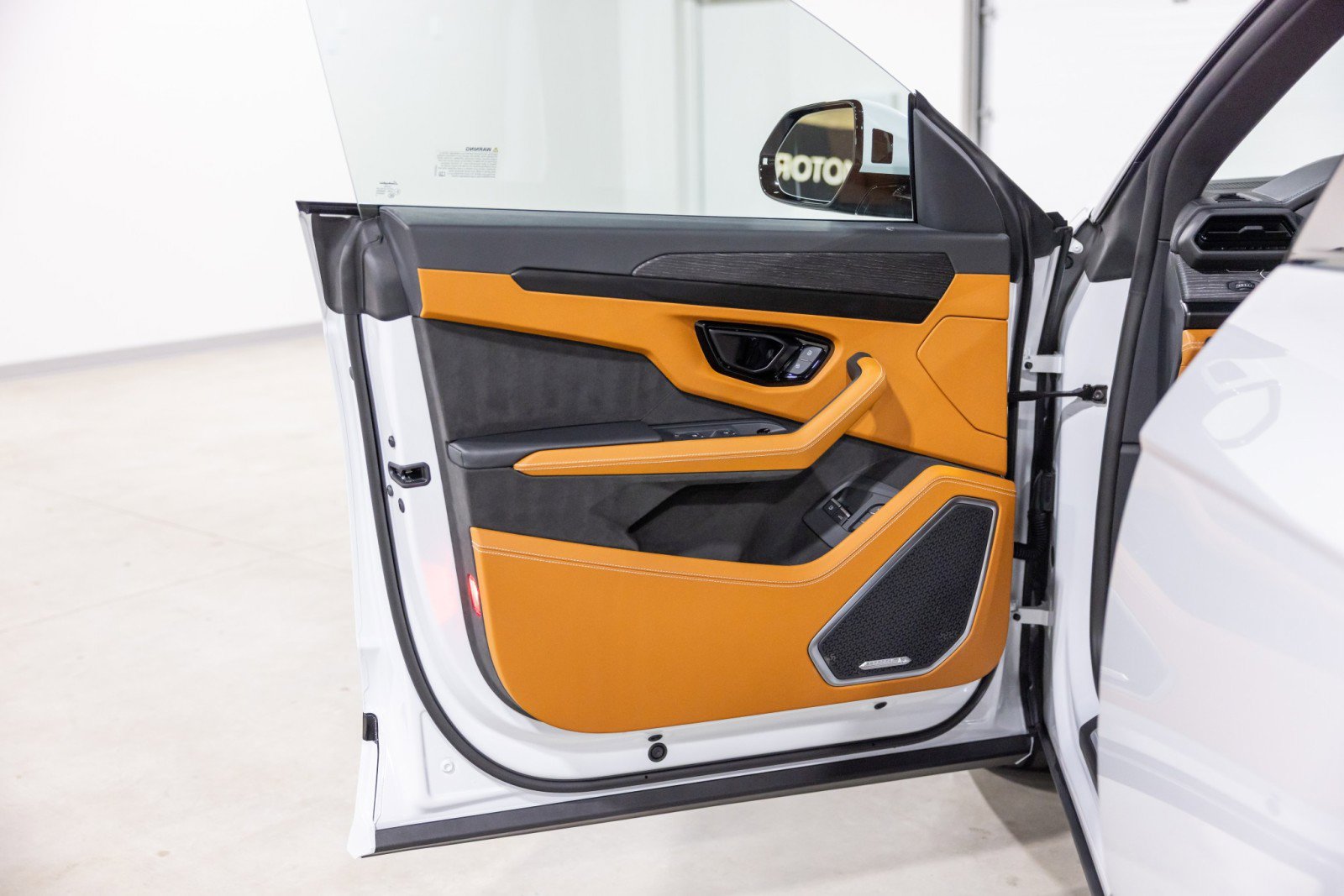 Used 2025 Lamborghini Urus SE image 29