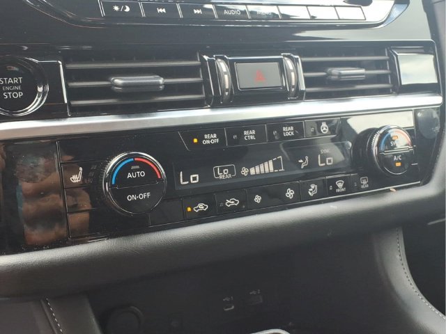 Used 2025 Nissan Pathfinder SL AWD/4WD image 8