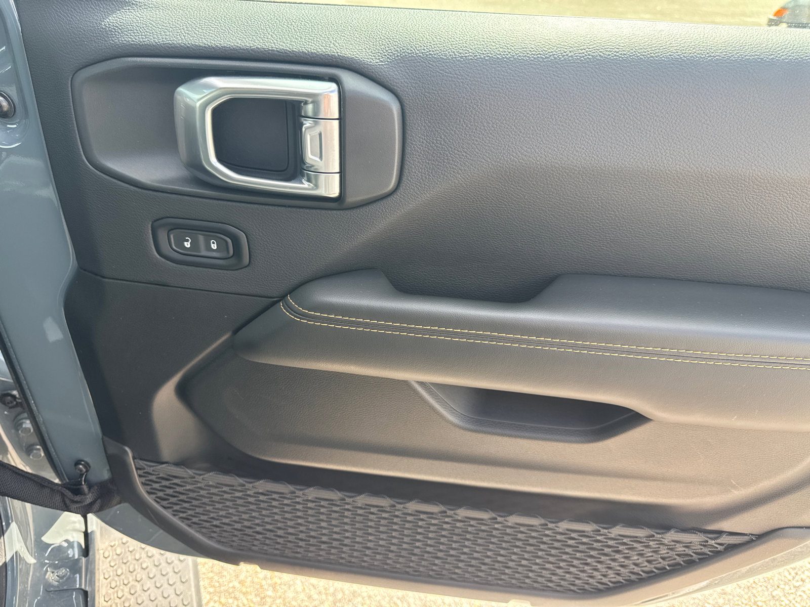 Used 2025 Jeep Wrangler Sahara image 14