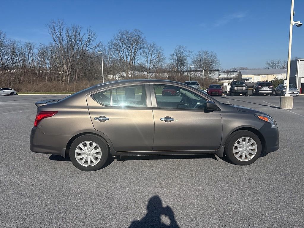 Used 2015 Nissan Versa SV image 3