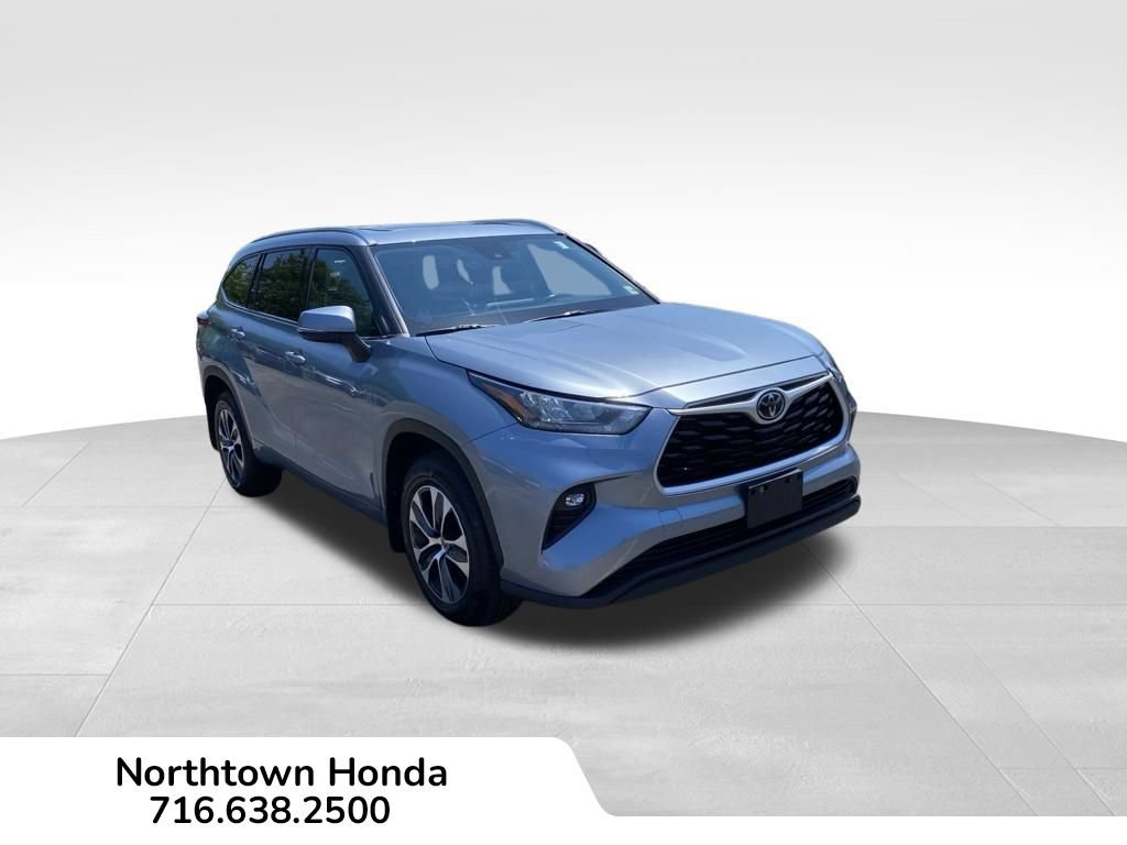 Used 2020 Toyota Highlander XLE AWD/4WD image 1