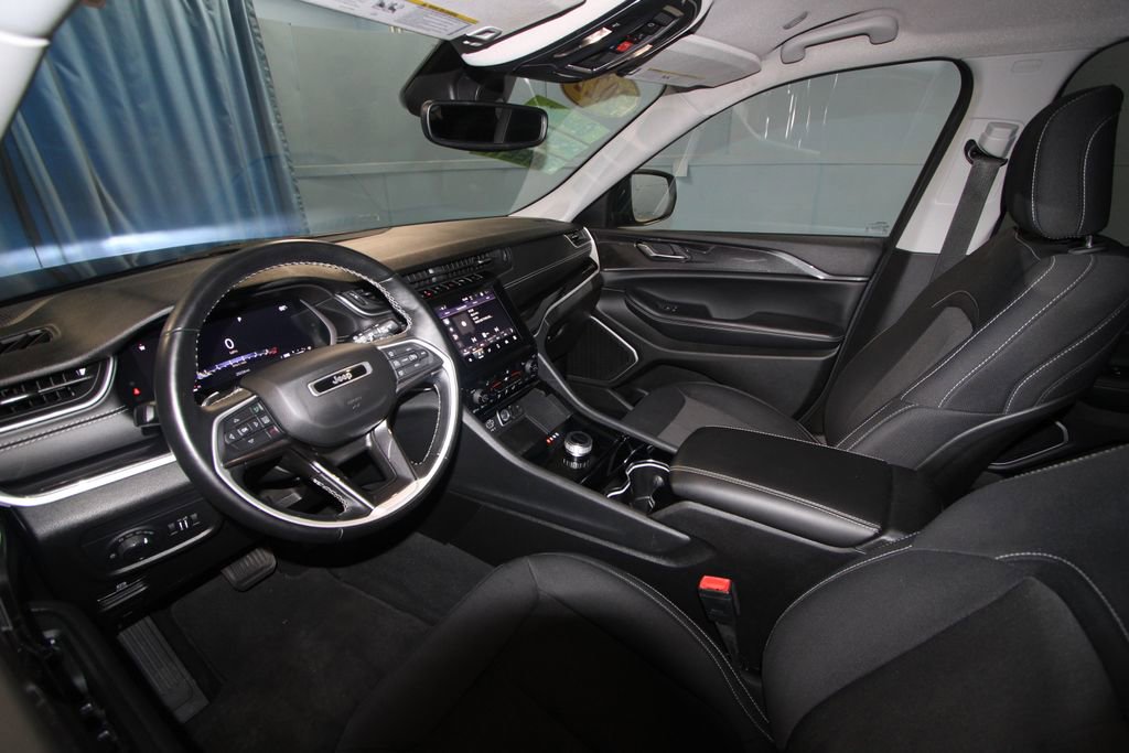 Used 2022 Jeep Grand Cherokee Laredo w/ Luxury Tech Group I image 2