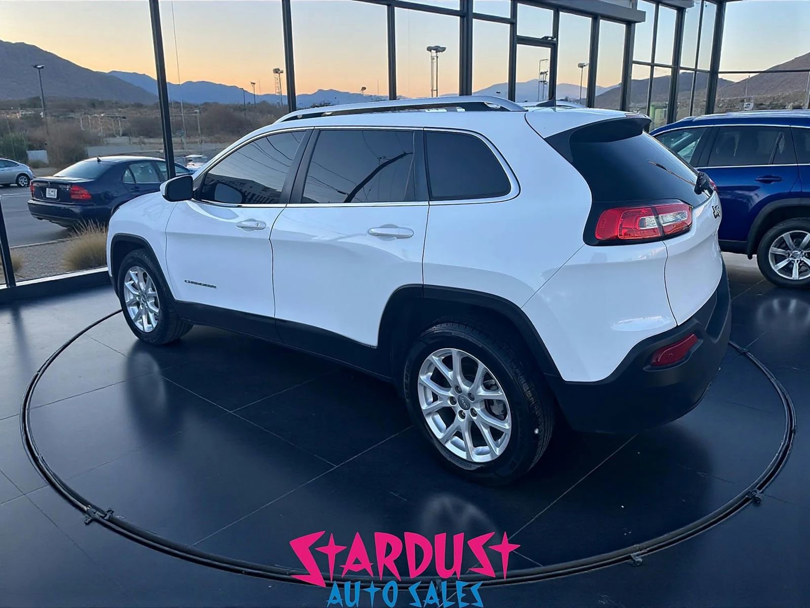 Used 2018 Jeep Cherokee Latitude FWD image 3