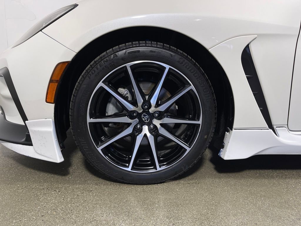 Certified 2022 Toyota GR86 w/ ALL Weather Mat Package (TMS) image 11