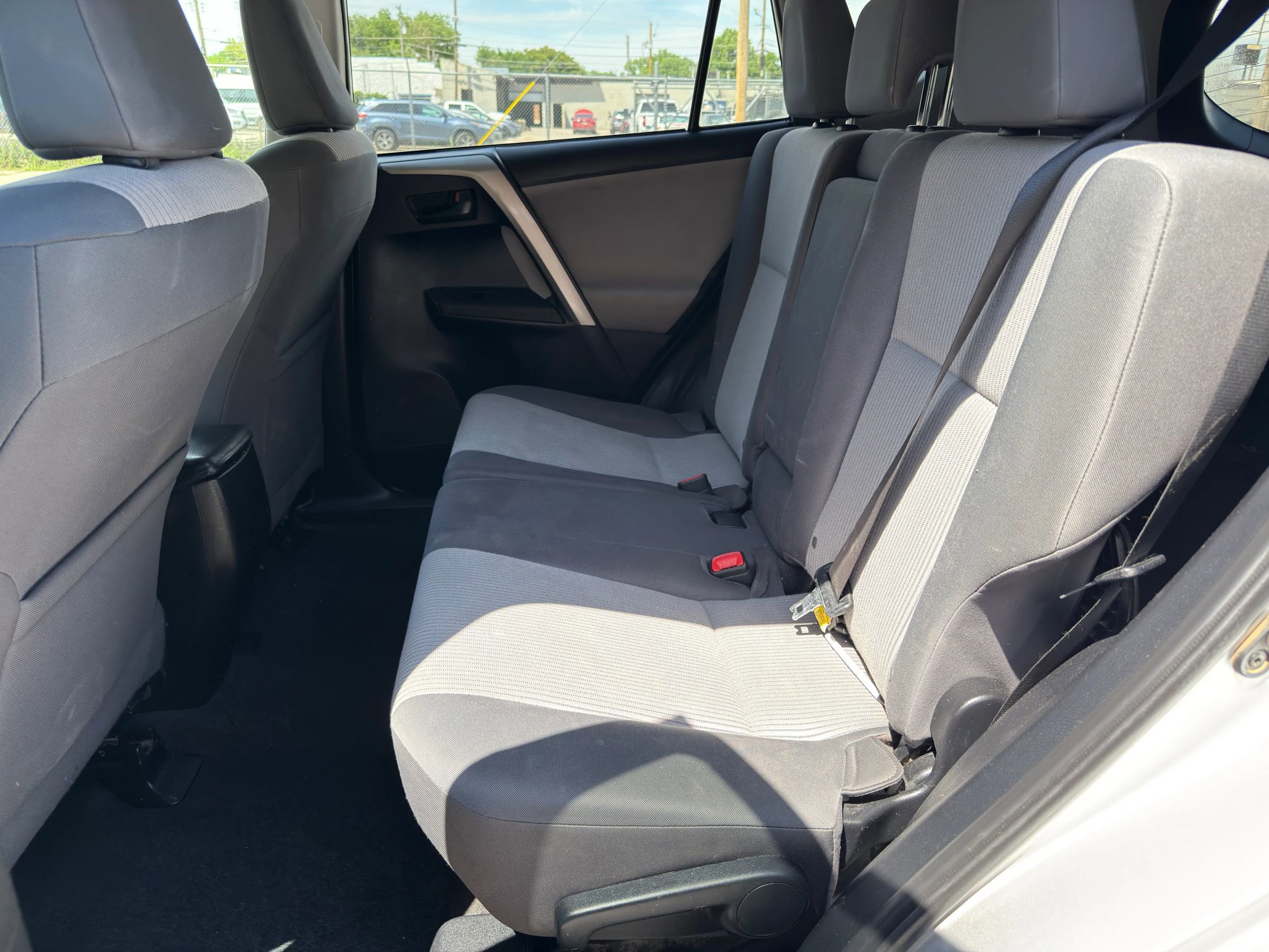 Used 2015 Toyota RAV4 LE AWD/4WD image 18