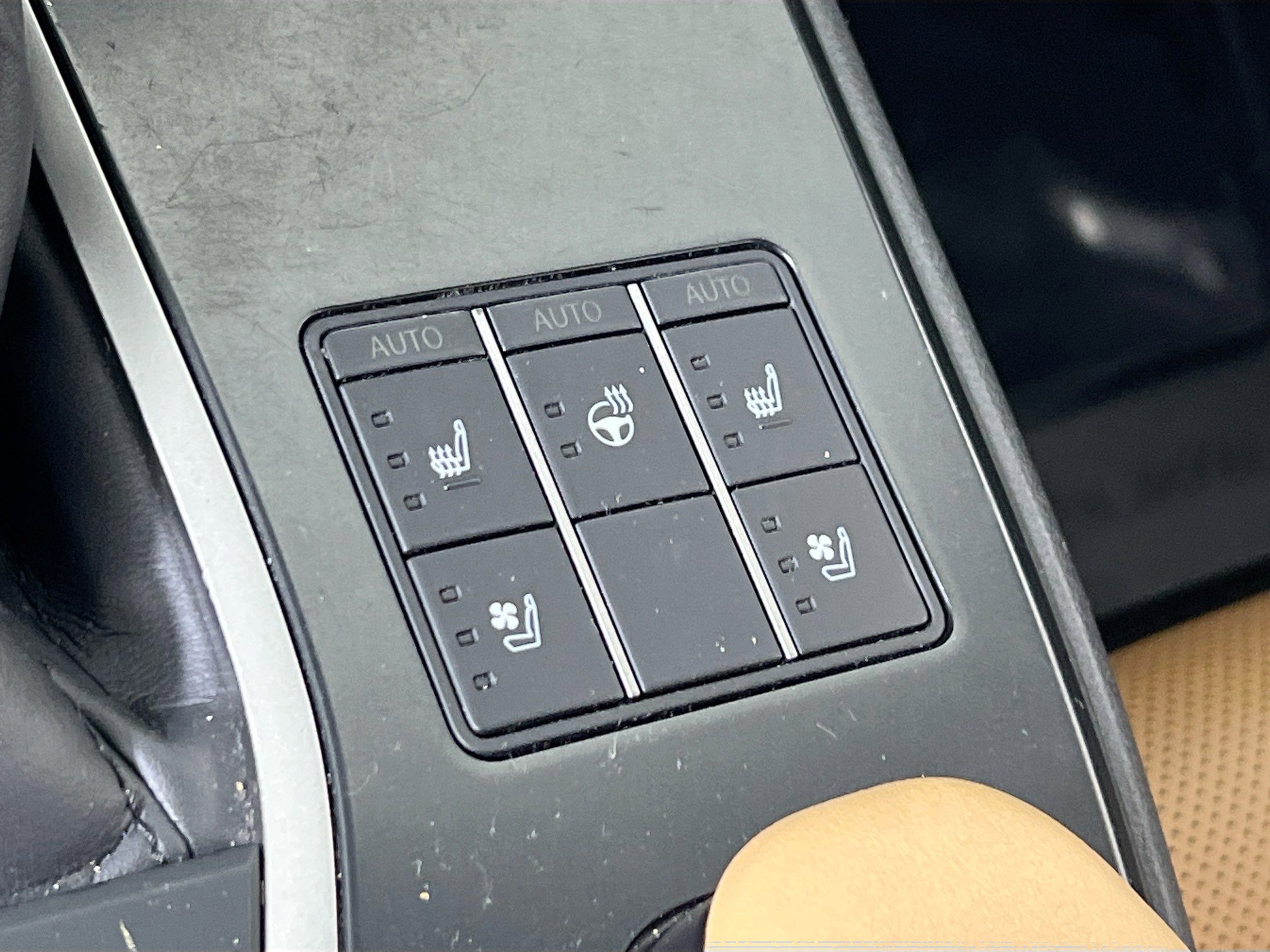 Used 2023 Lexus UX 250h AWD w/ Premium Package image 20