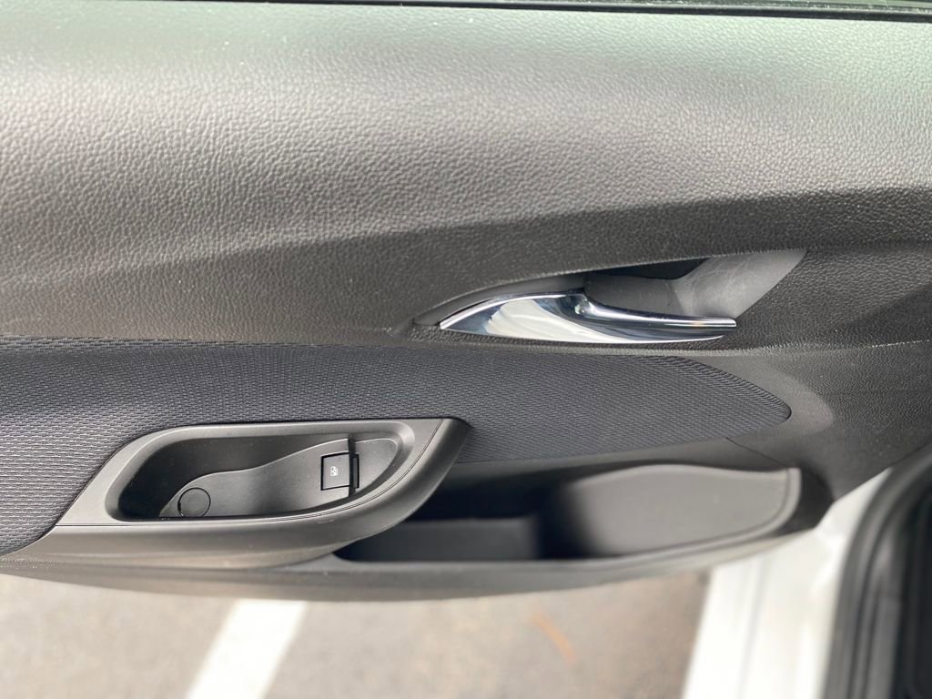 Used 2018 Chevrolet Cruze LT image 17