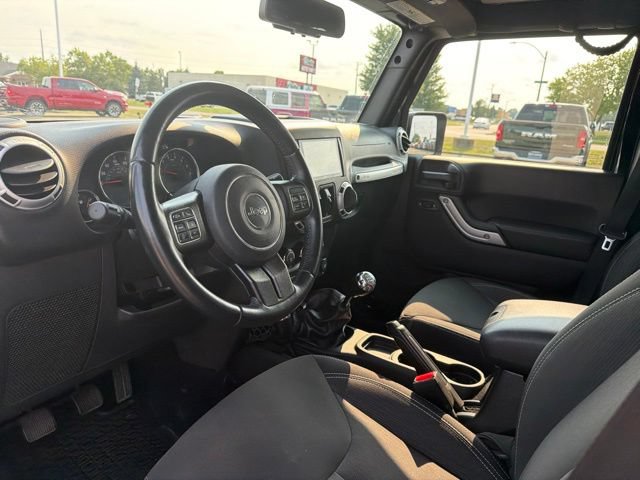Used 2015 Jeep Wrangler Unlimited Sahara w/ Dual Top Group AWD/4WD image 5