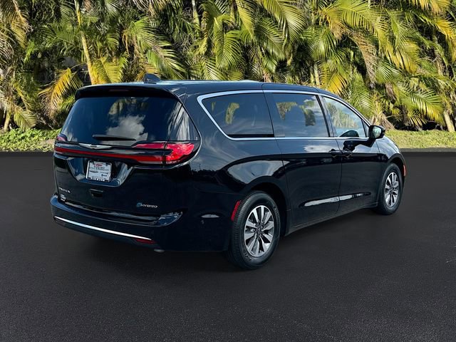 Used 2025 Chrysler Pacifica Select w/ Uconnect Theater Family Group FWD image 5