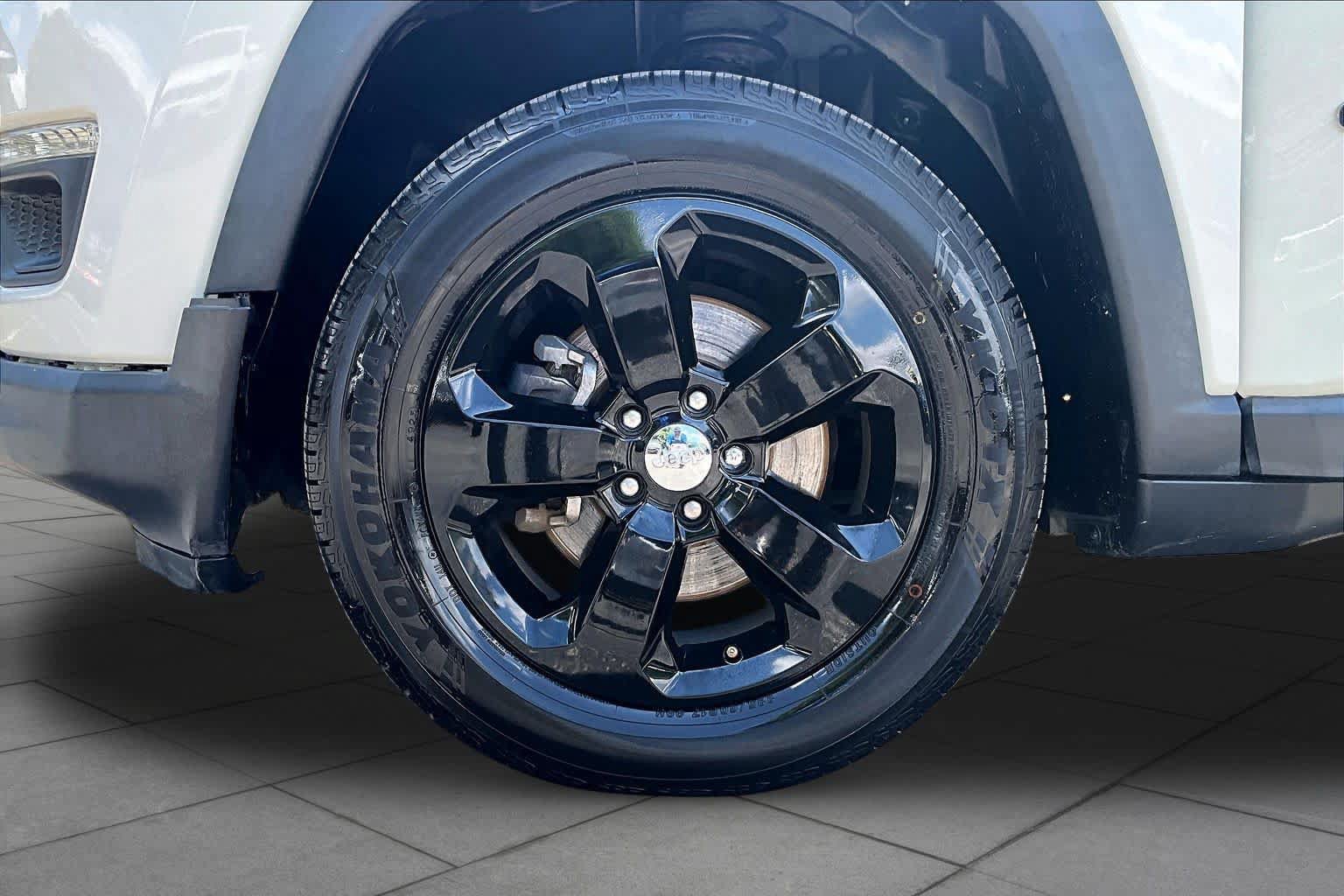 Used 2018 Jeep Compass Latitude w/ Popular Equipment Group FWD image 11