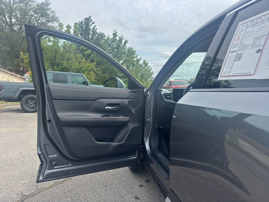 Used 2025 Nissan Kicks SR image 17