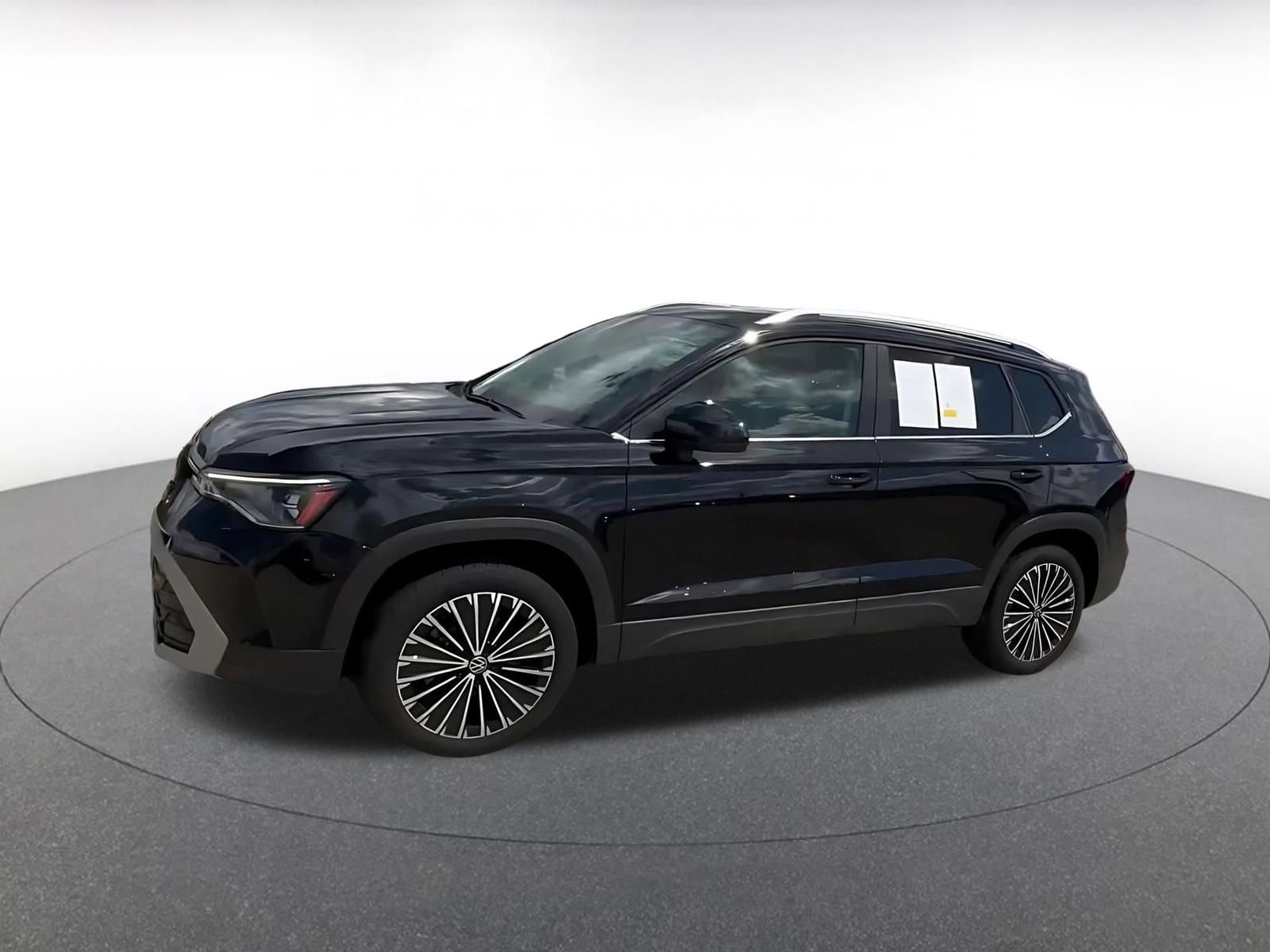 Used 2025 Volkswagen Taos SE FWD image 8