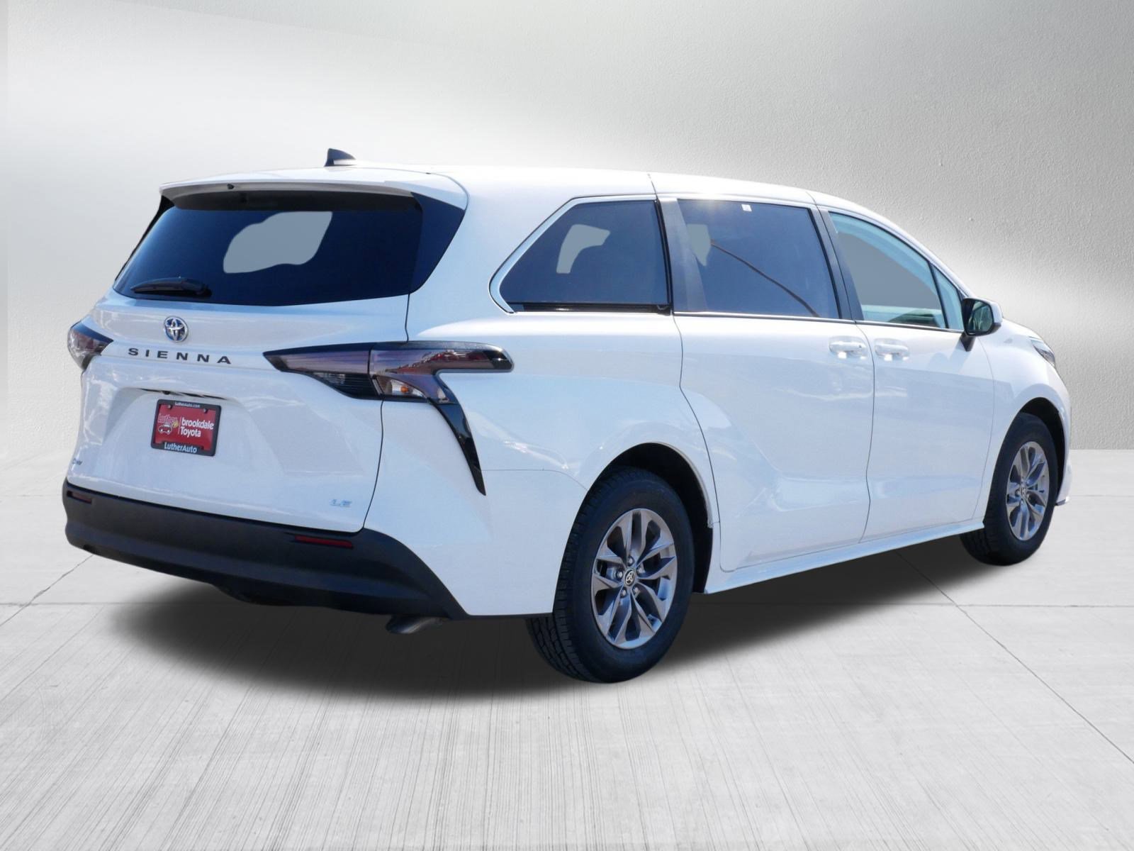 Certified 2025 Toyota Sienna LE image 7
