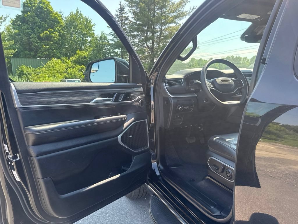 Used 2024 Jeep Wagoneer L Series II RWD image 22