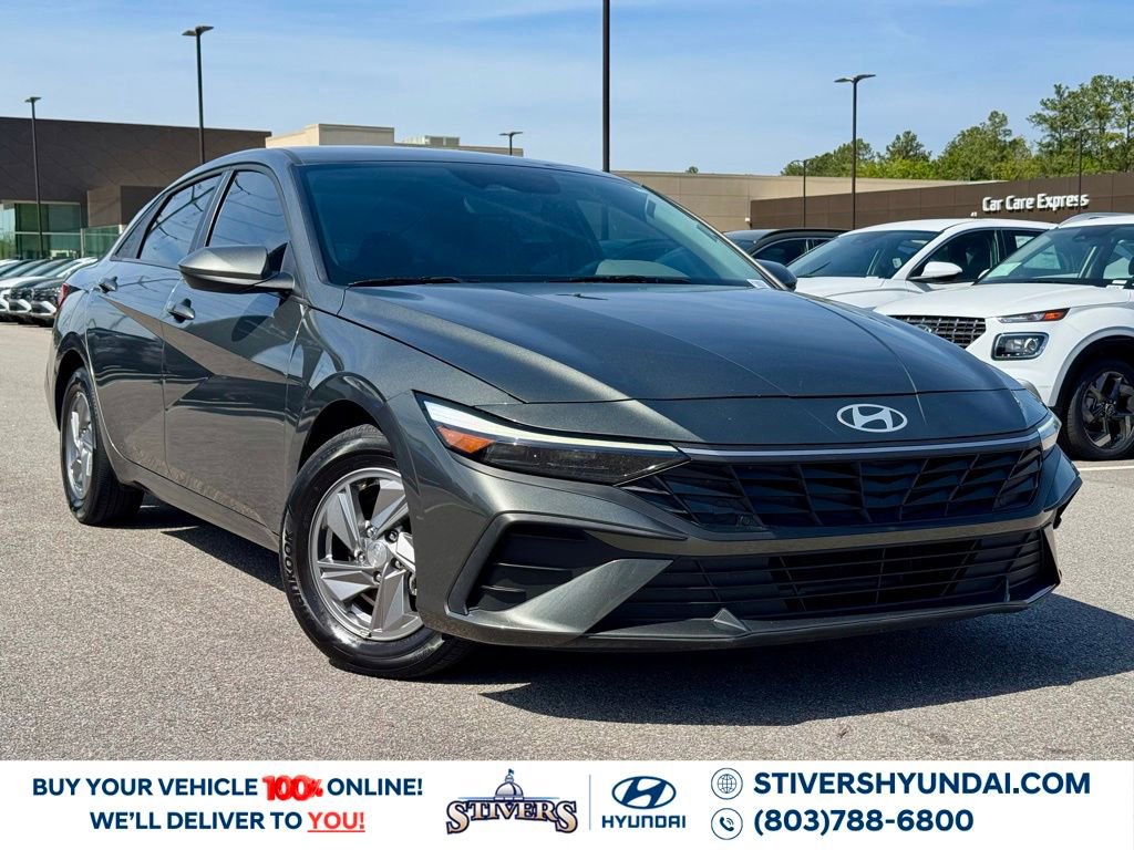 Used 2025 Hyundai Elantra SE image 1