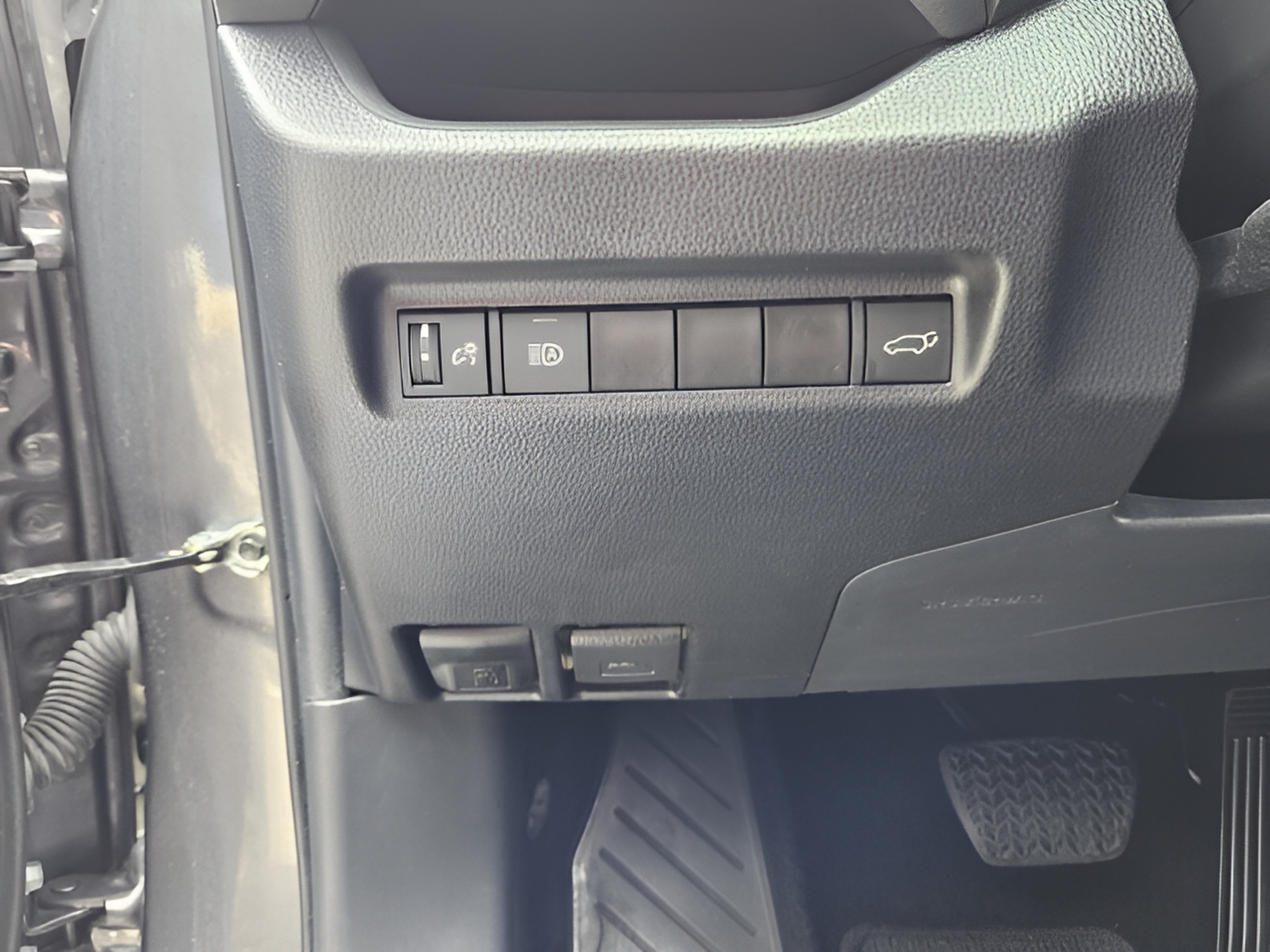 Used 2022 Toyota RAV4 XLE Premium FWD image 15