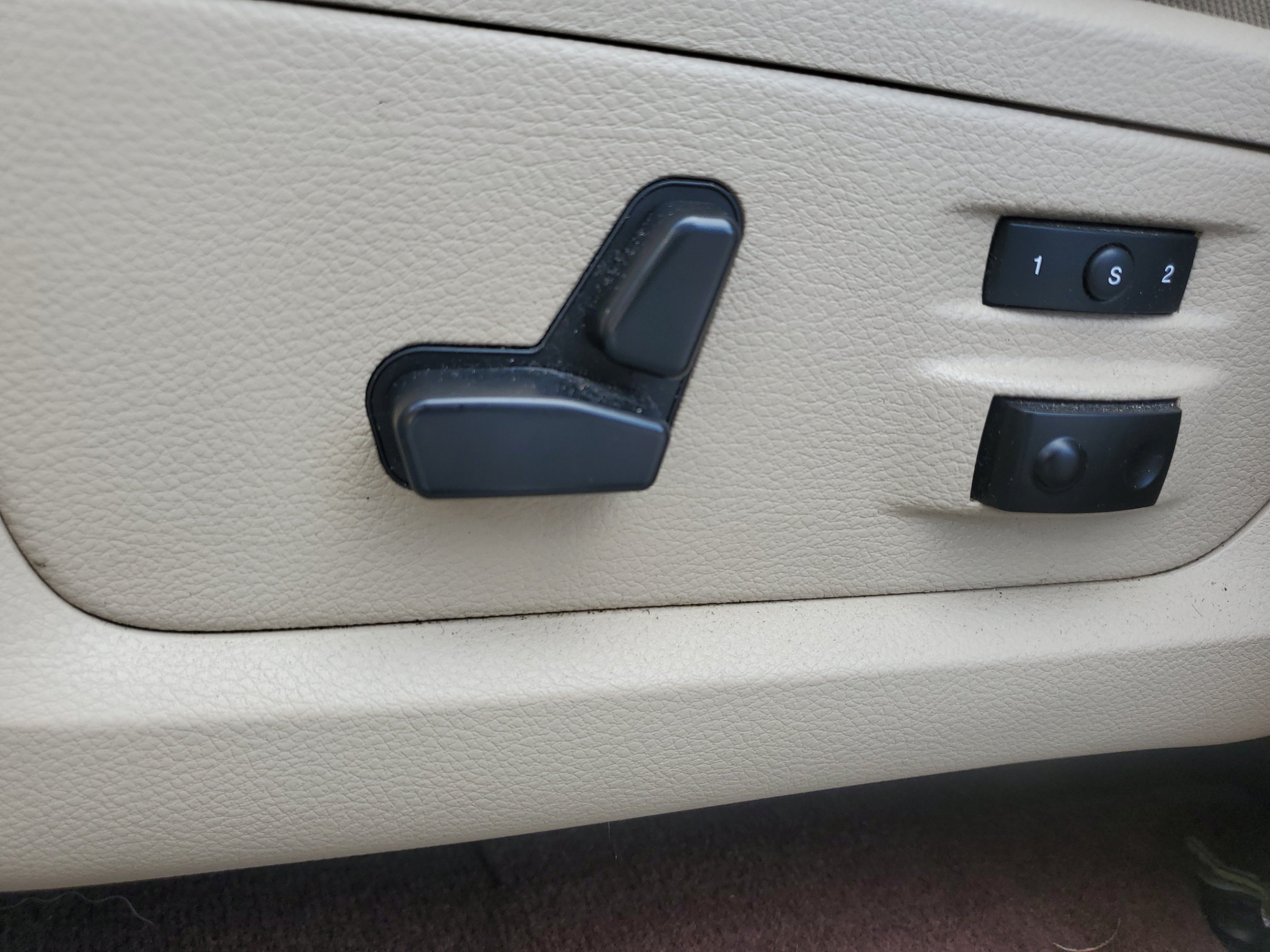 Used 2016 RAM 1500 Laramie w/ Convenience Group AWD/4WD image 16