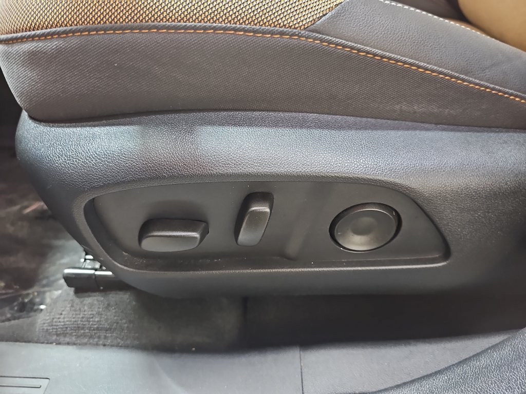 Certified 2025 Chevrolet Equinox ACTIV w/ Safety and Technology Package AWD/4WD image 35