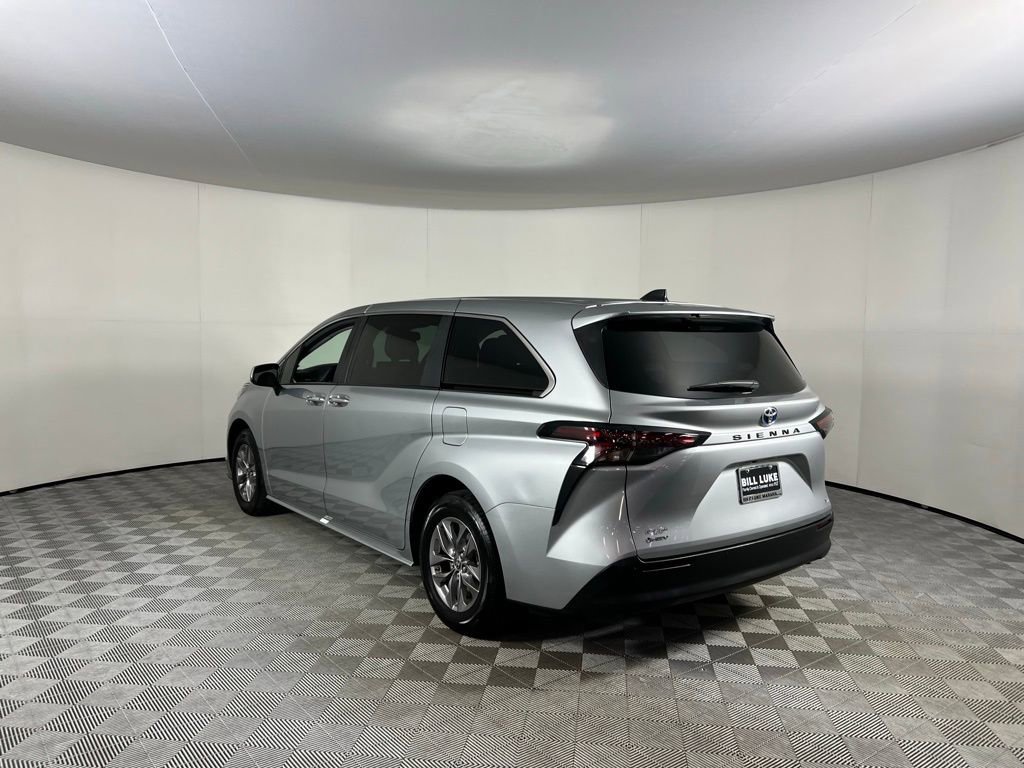 Used 2025 Toyota Sienna XLE image 9