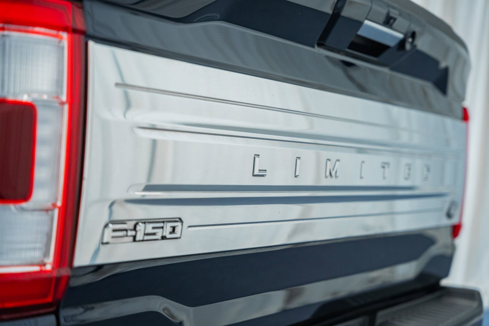 Used 2023 Ford F150 Limited image 9