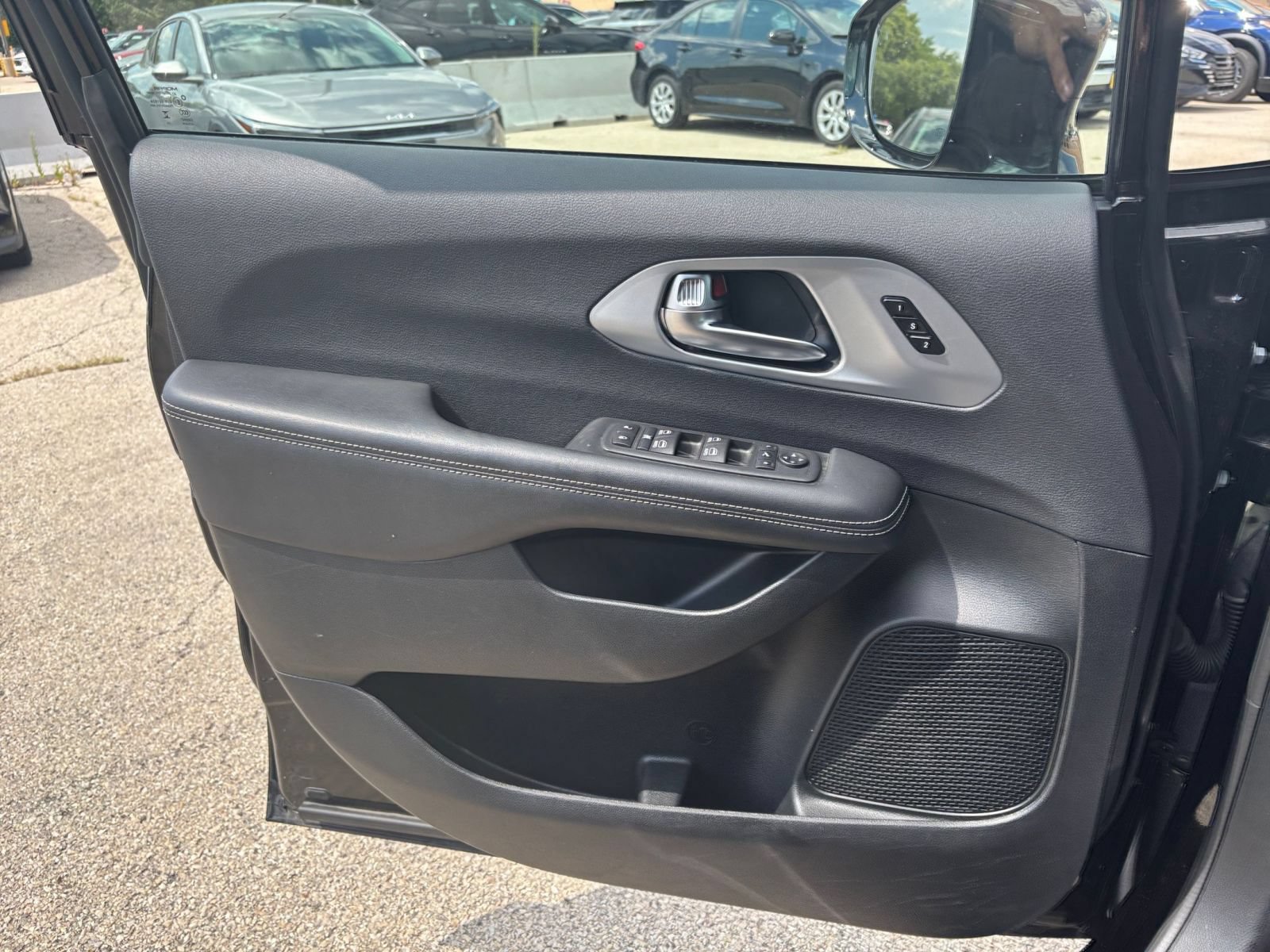 Used 2025 Chrysler Pacifica Limited FWD image 18