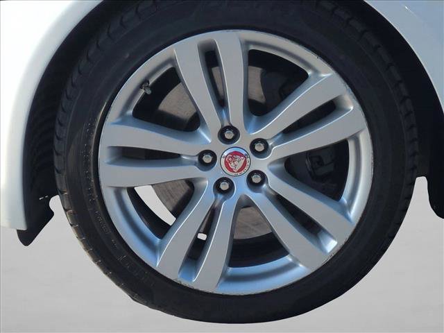 Used 2014 Jaguar XJ L Portfolio RWD image 26
