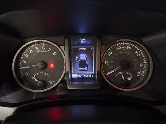 Used 2018 Toyota Tacoma TRD Sport AWD/4WD image 16