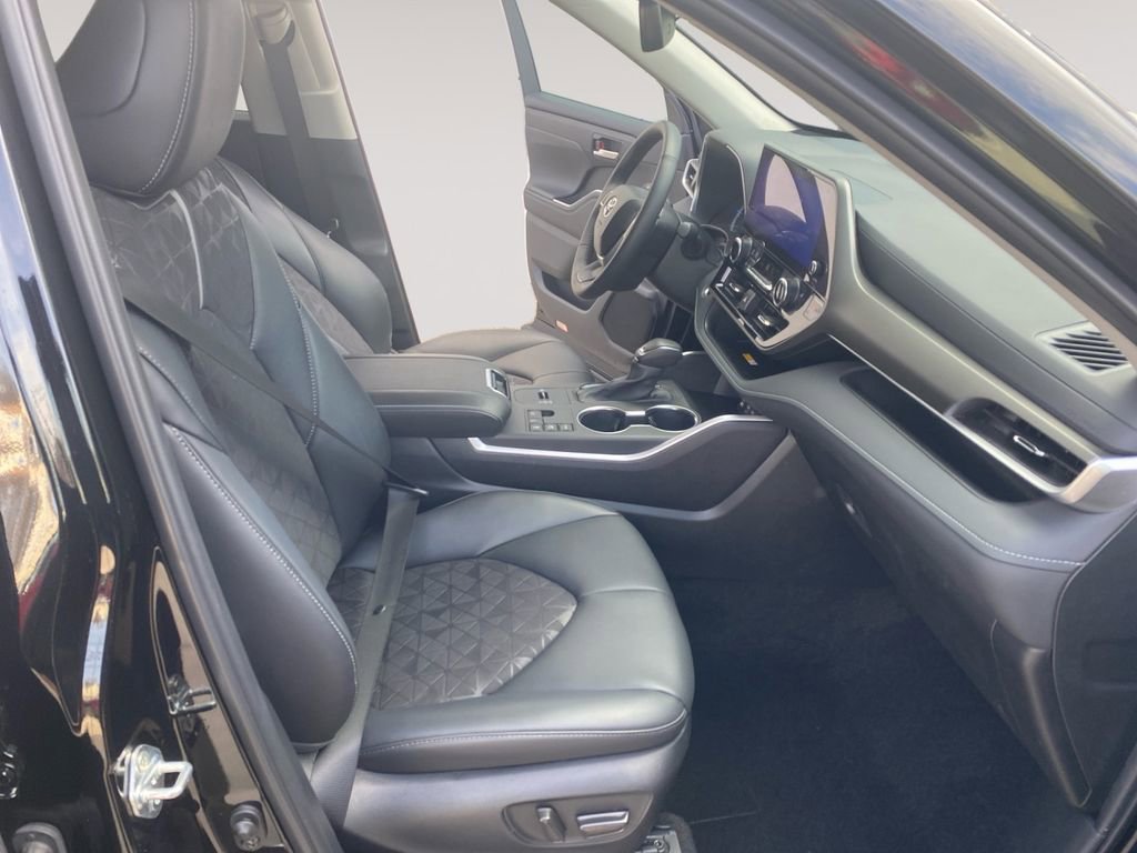 Used 2024 Toyota Highlander XLE image 15